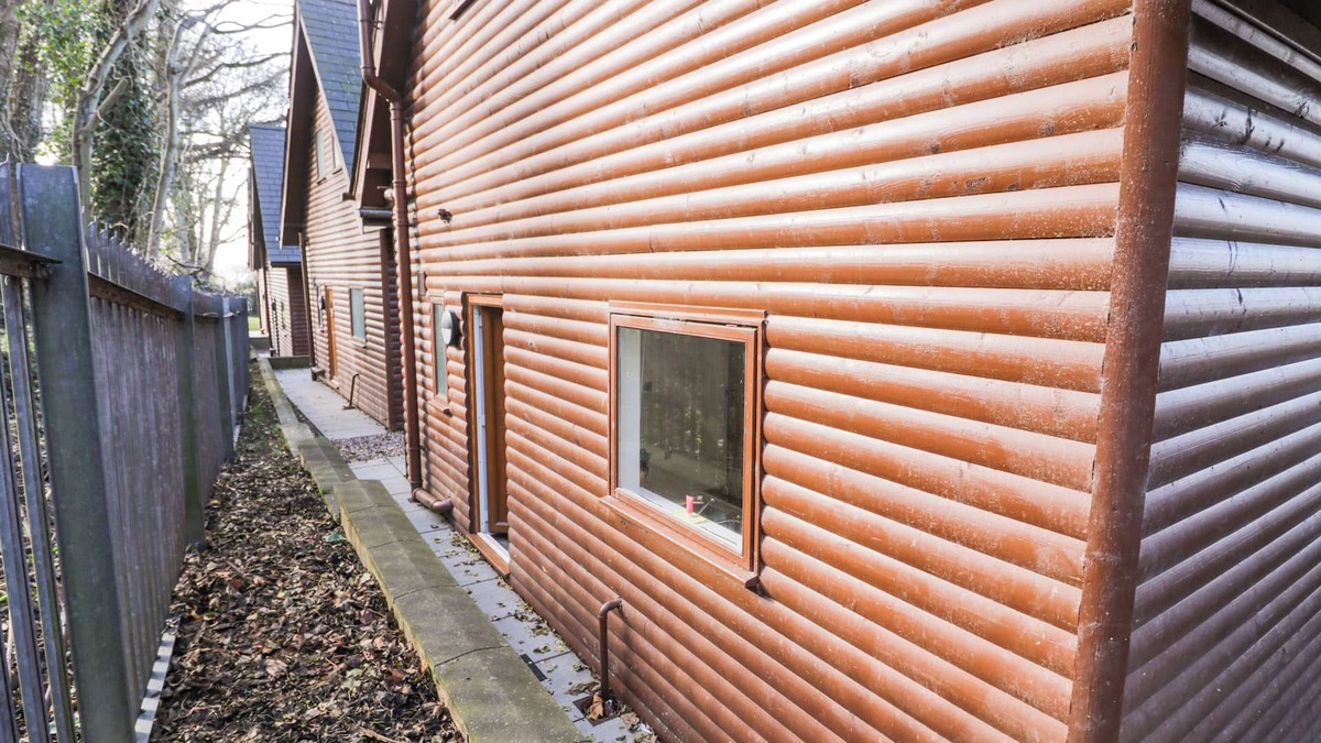 Dyserth Cottage | CLASSIC LODGE 38, family friendly, with pool in Dyserth