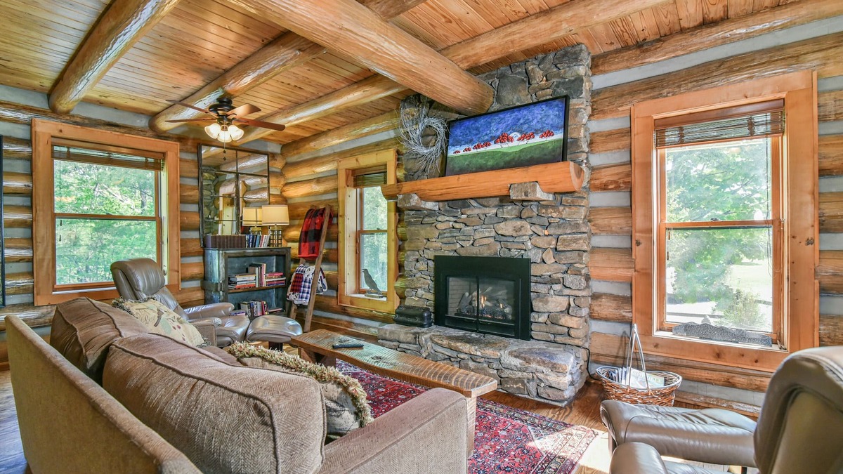Weaverville Cabin | Classic Log Cabin 15 minutes to downtown Asheville-fire pit, pond, fireplace