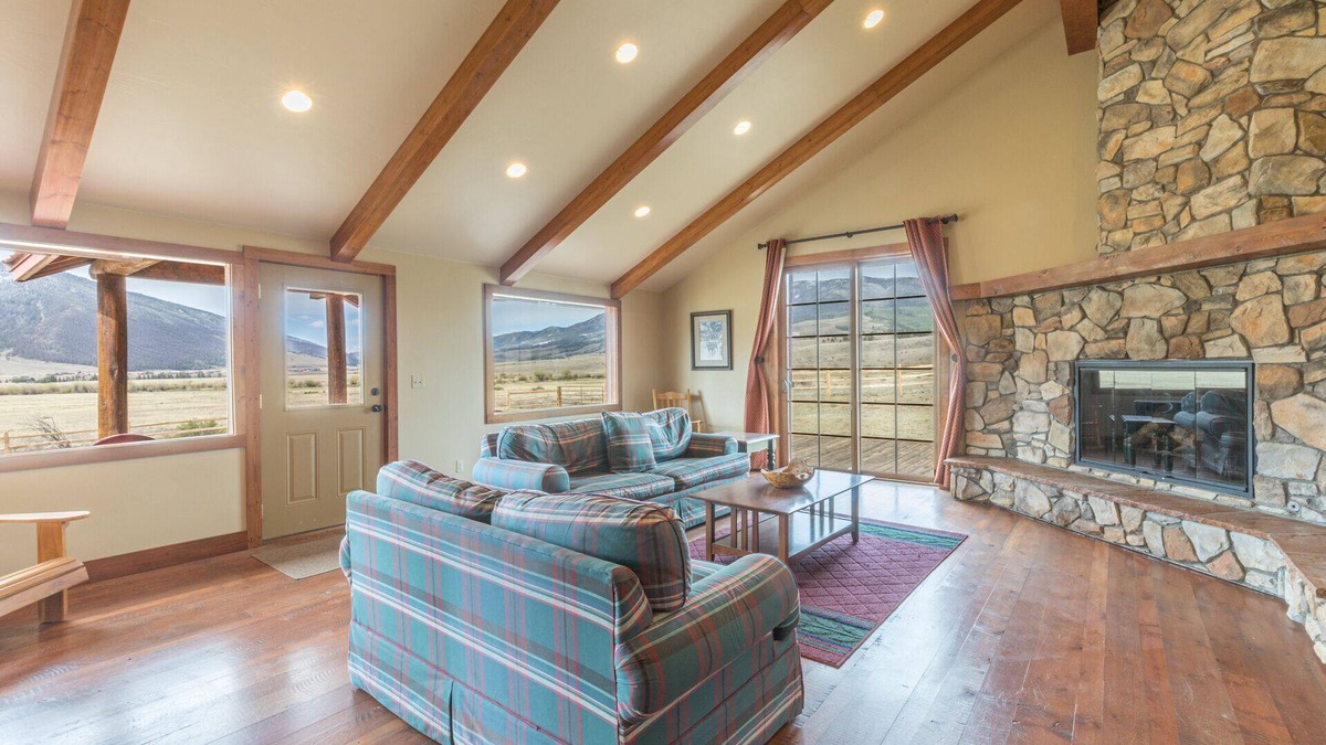Creede House | Classic Log Cabin - Amazing Views - ATV Parking - Close to Town
