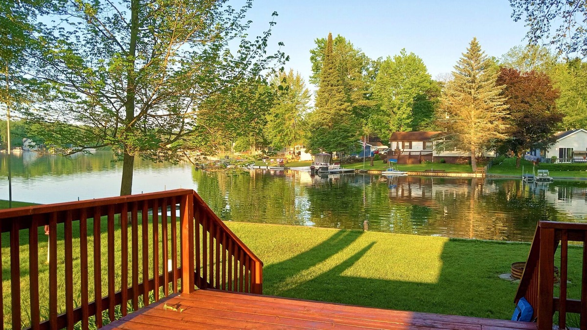Harrison House | Classic on The Lake, Clean+Quiet, Private Dock, Full kitchen, WIFI+ROKU, Laundry