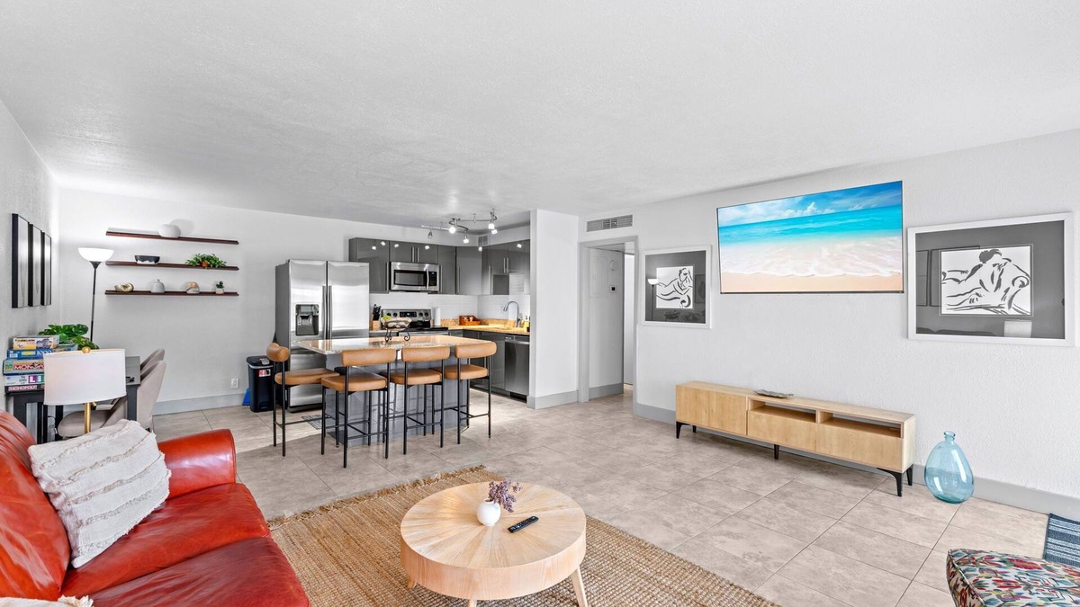Central Park Apartment | Classic Palm Beach 2BR Retreat - Near Beaches