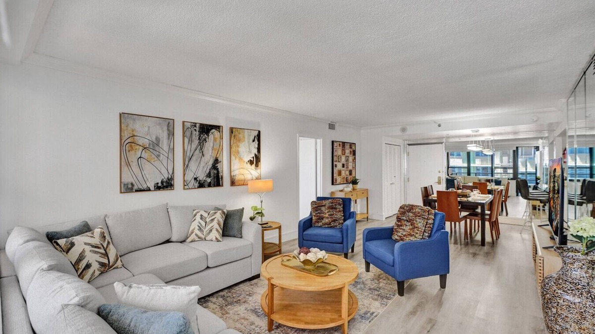Miami Beach Apartment | Classic Resort Amenities Condo Steps from the Beach with Gym & Pool 1208
