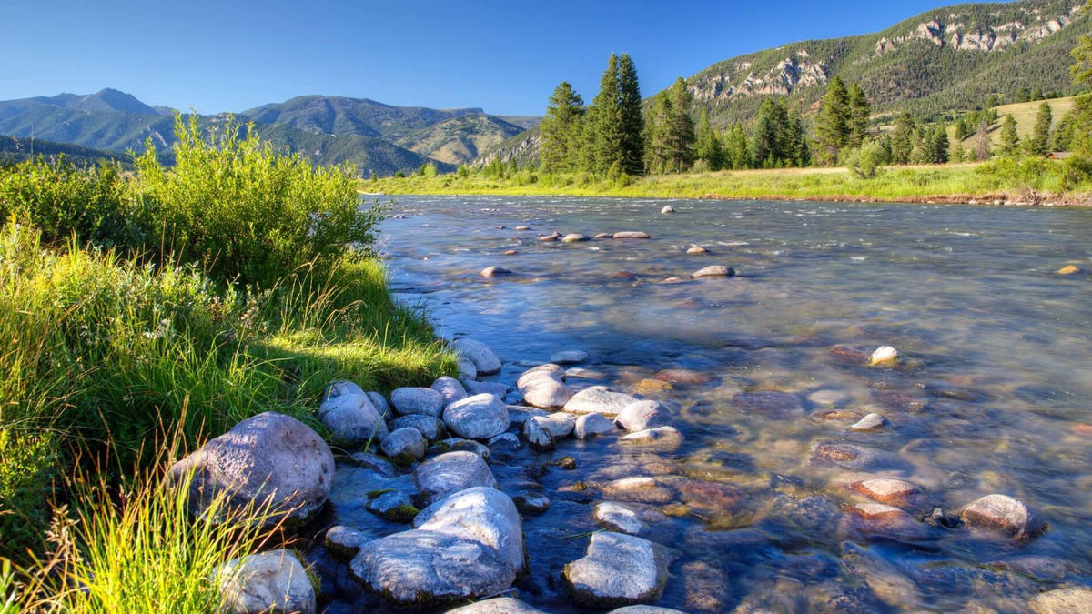 Gallatin Gateway Cabin | Classic Riverfront Cabin