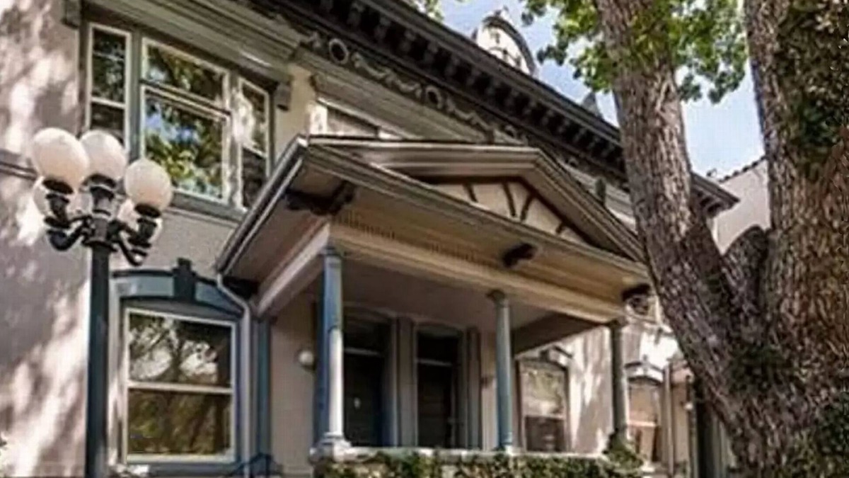 Capitol Hill House | Classic Row Home Patio, Porch & Garage. Walk to Downtown & Convention