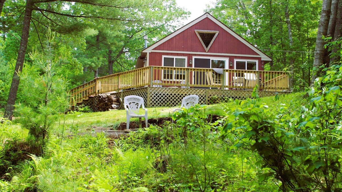 Winter Cabin | Classic Rustic Lakeside Cabin Retreat. Sleeps 6. Pets allowed.