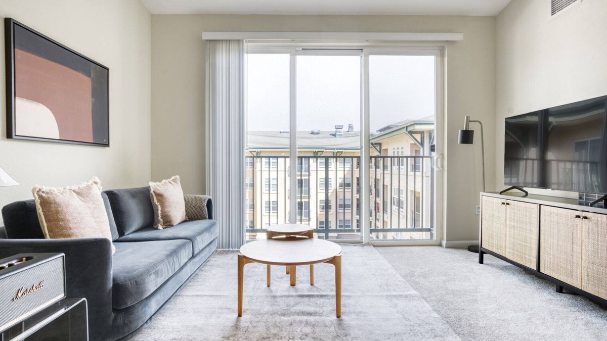 San Bruno Apartment | Classic San Bruno 2BR w/Pool, W/D, Gym, walk to YouTube, by Blueground