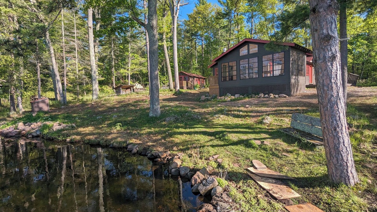 Selwyn Cabin | Classic Stony Lake "Island Life" - rustic cabins with fresh amenities