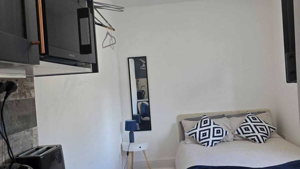 Hackney Downs Apartment | Classic studio with private bathroom and shower.