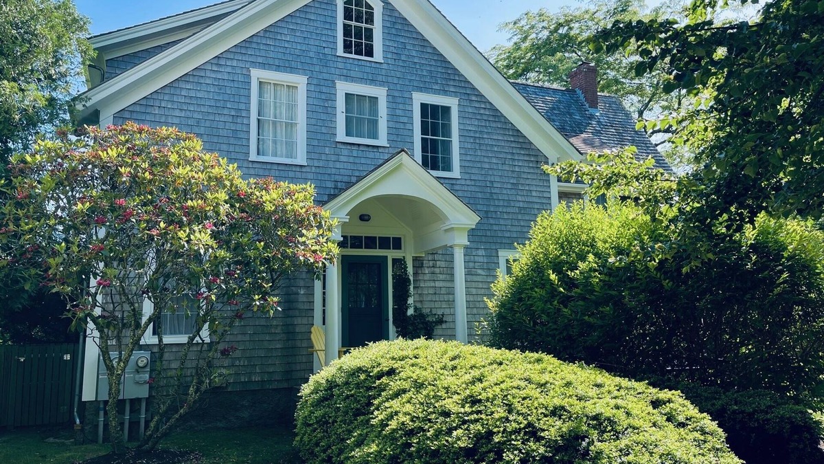 Chilmark House | Classic, upscale Chilmark farmhouse and PRIVATE BEACH KEY