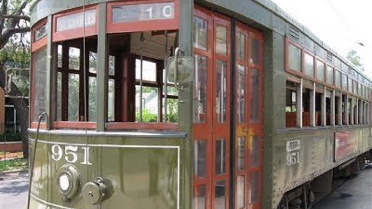 Leonidas House | Classic Uptown Shotgun, Just Steps to the Streetcar !