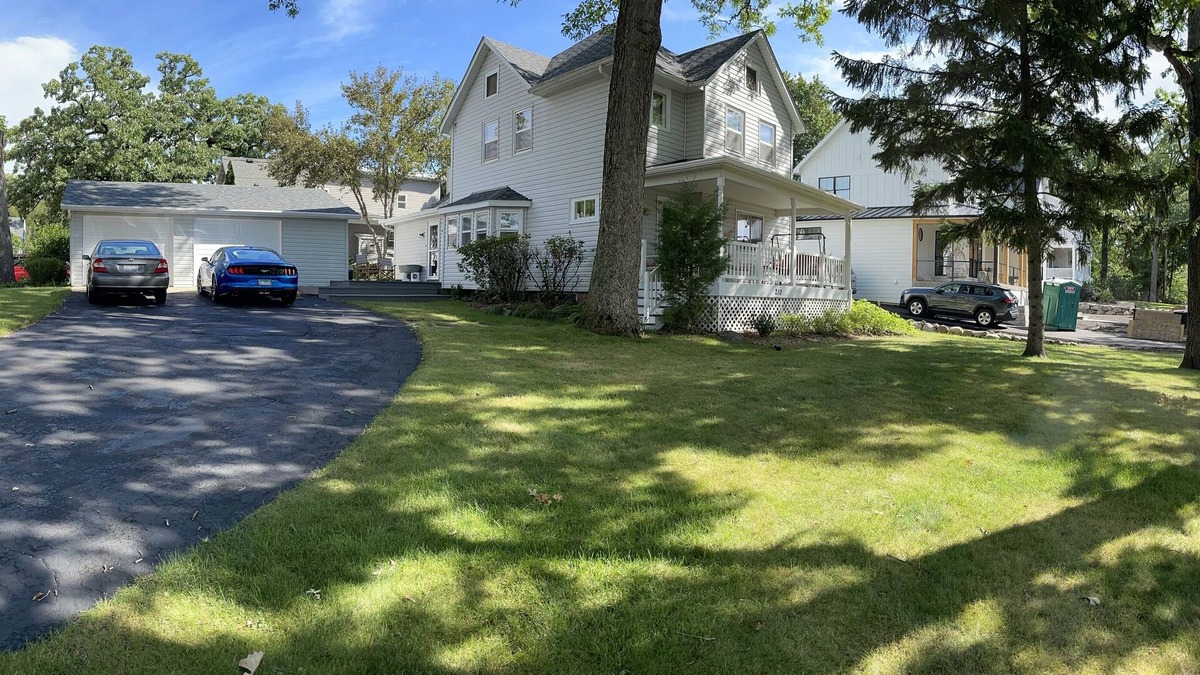 Fontana-on-Geneva Lake House | Classic Lake House just a few blocks to Abbey, Lakefront, Restuarants, & Beach