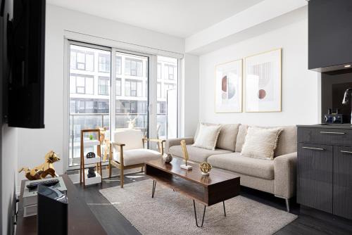 Garden District Apartment | Classy and Luxury 2 bedroom apartment 5 mins to Dundas Square