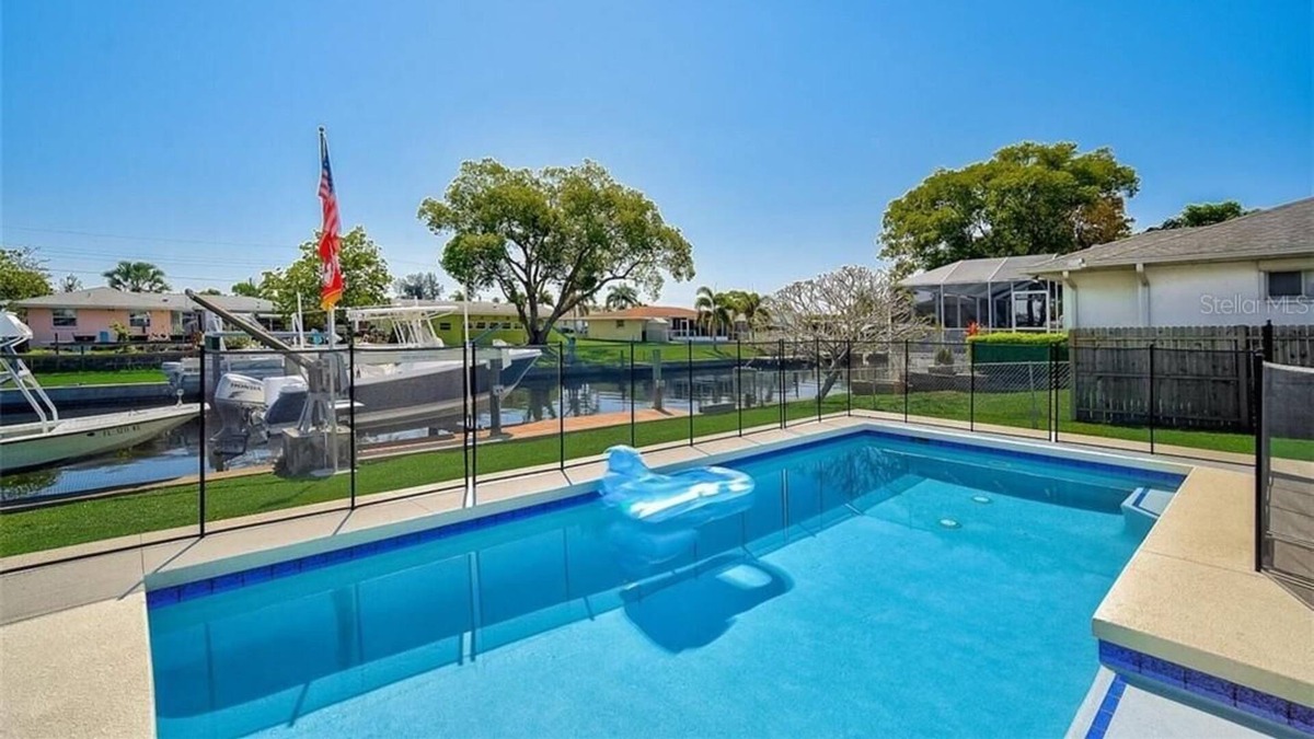 Fullers Earth House | Classy Cabana on the water, Private Heated Pool & Boat Lifts