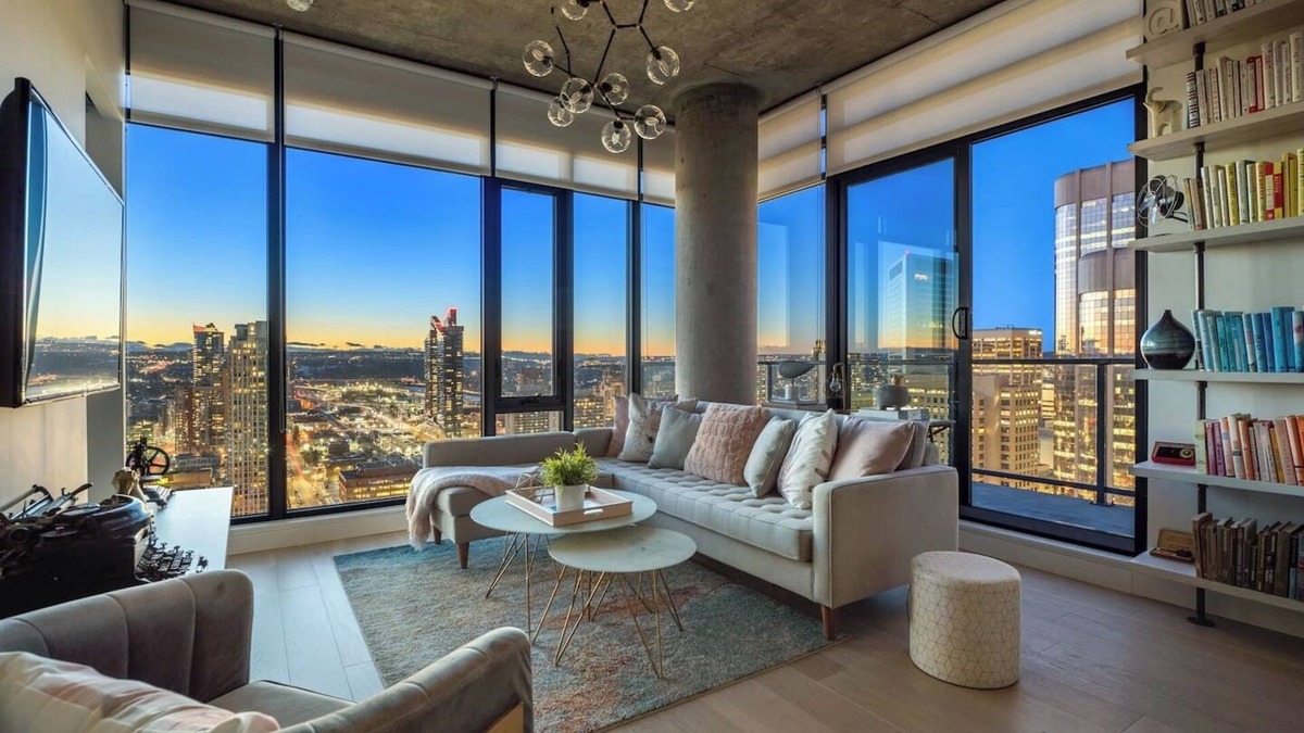 Beltline Apartment | Classy & Comfortable Sub-Penthouse w Pool, AC