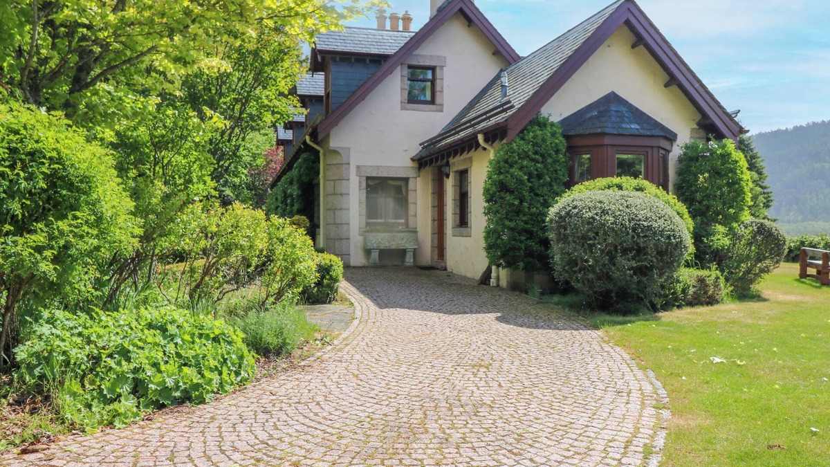 Ballater Cottage | CLAYBOKIE, family friendly, with open fire in Braemar