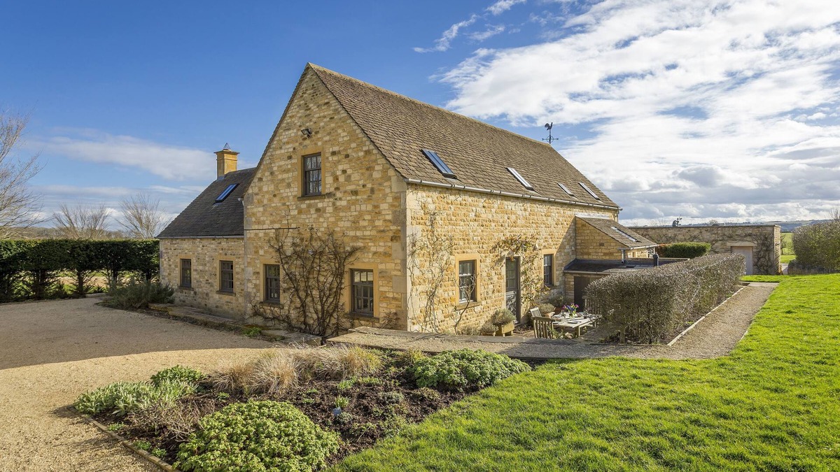 Lower Oddington Cottage | Claytons Cottage is a very comfortable and well-appointed Cotswold stone cottage
