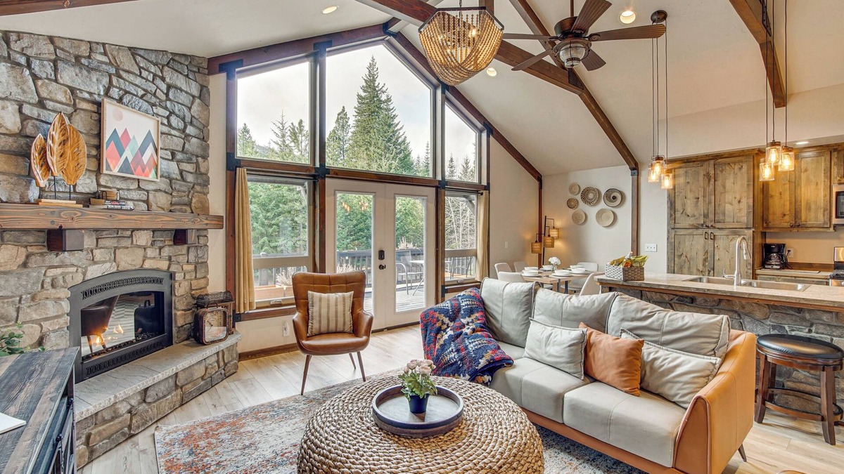 Cle Elum Cottage | Cle Elum Cabin w/Hot Tub, Fire Pit & Deck!