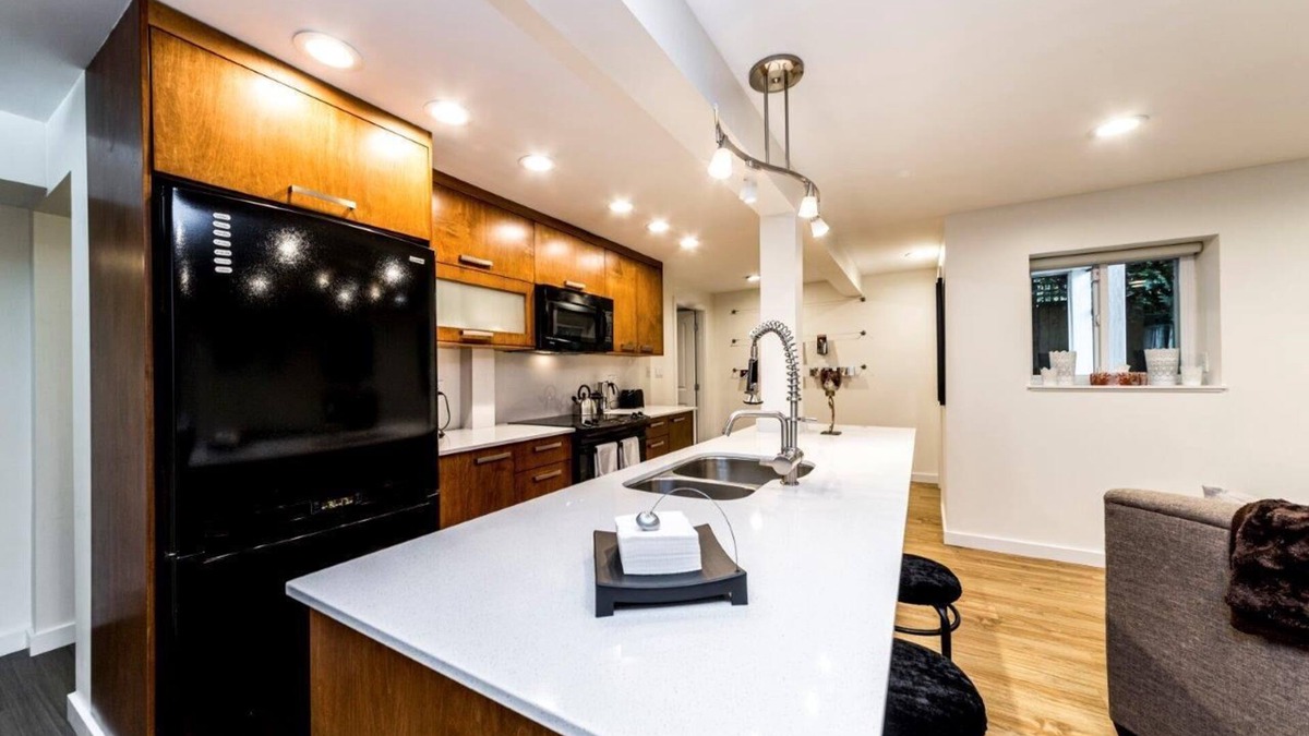 Grouse Woods House | Clean and Beautiful 2-bedroom suite close to Grouse Mountain