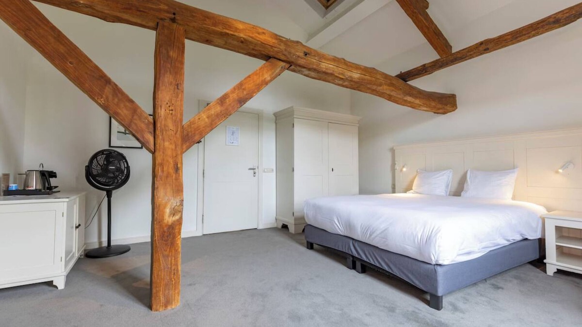 Baarlo Hotel | Clean and Calm Stay Near Walking Trails and Outlet Stores! Onsite Dining