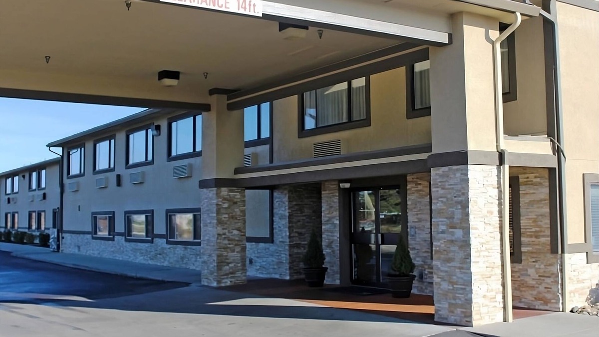 Ontario Hotel | Clean and Comfortable! Pool, Free Parking, Free Breakfast, Pets Allowed Here