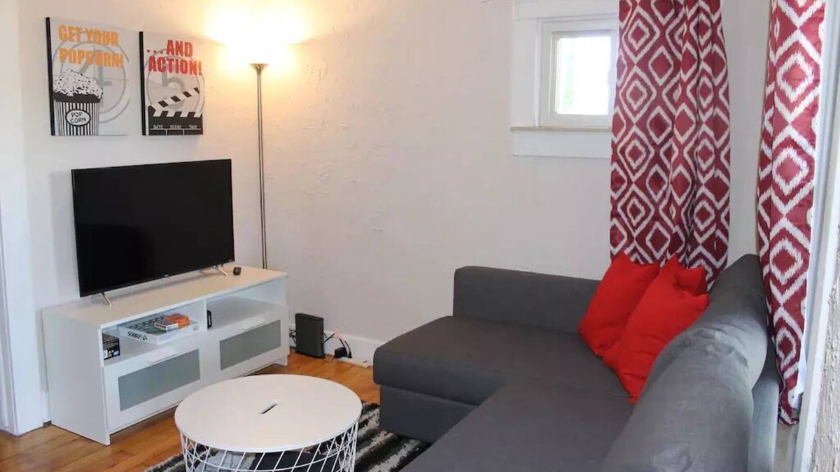 Ferndale House | Clean and cozy bungalow - walking distance from downtown Ferndale
