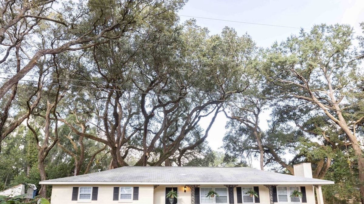 Brent House | Clean and Cozy, close to PCC
