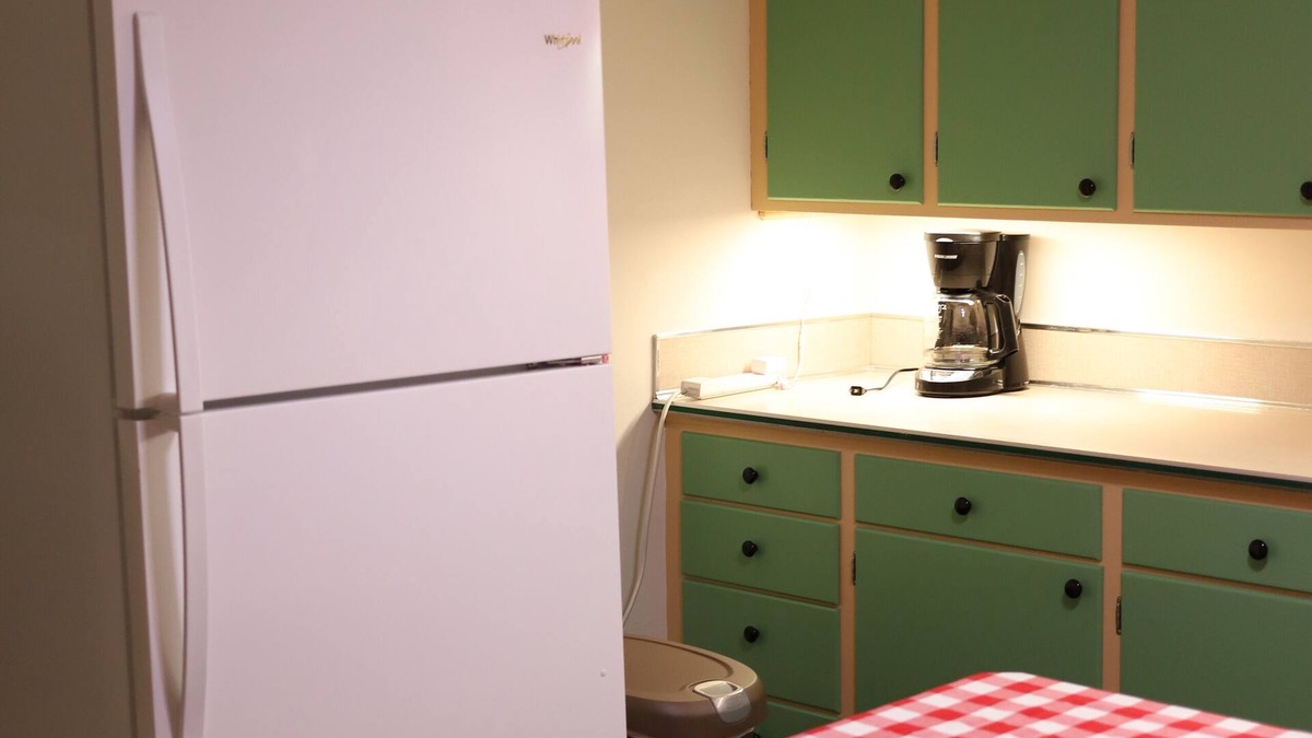 Manitowoc Apartment | Clean and cute 2 bedroom upper with garden view. Froedtert Hospital blocks away.