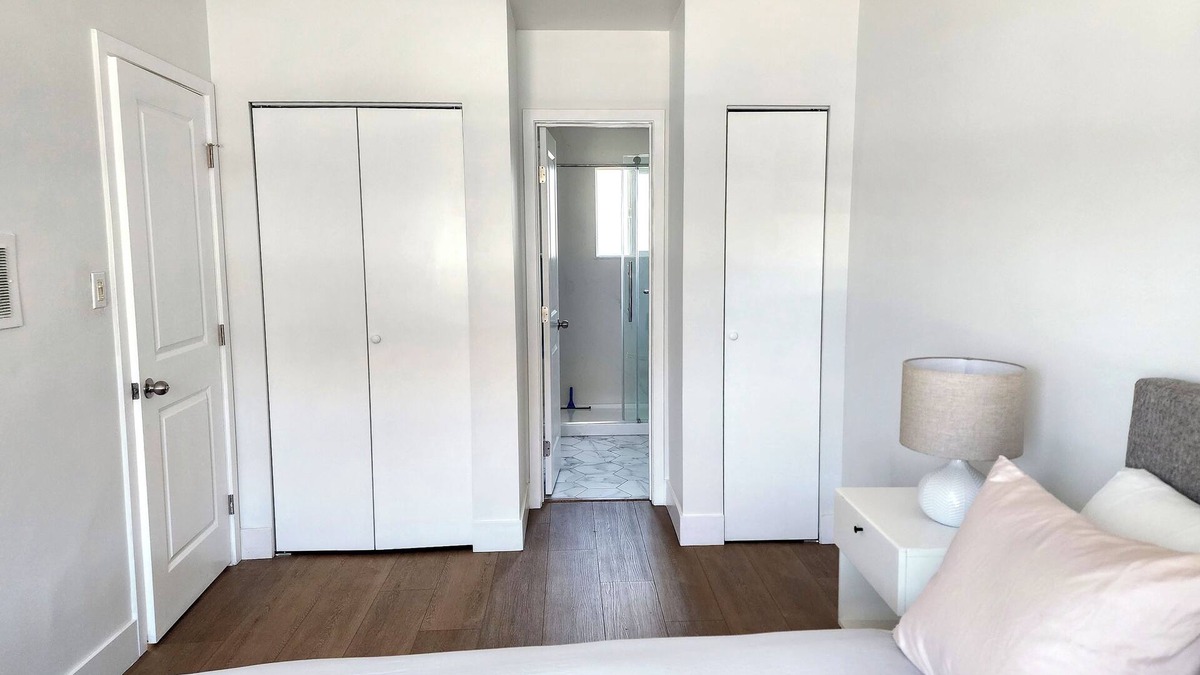 Palms House | Clean and Modern 1-bedroom house in the heart of Los Angeles with AC