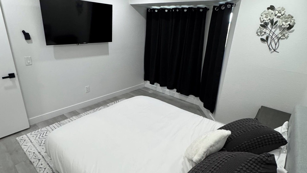 Hesperia House | Clean and Modern 4 Bedroom vacation home