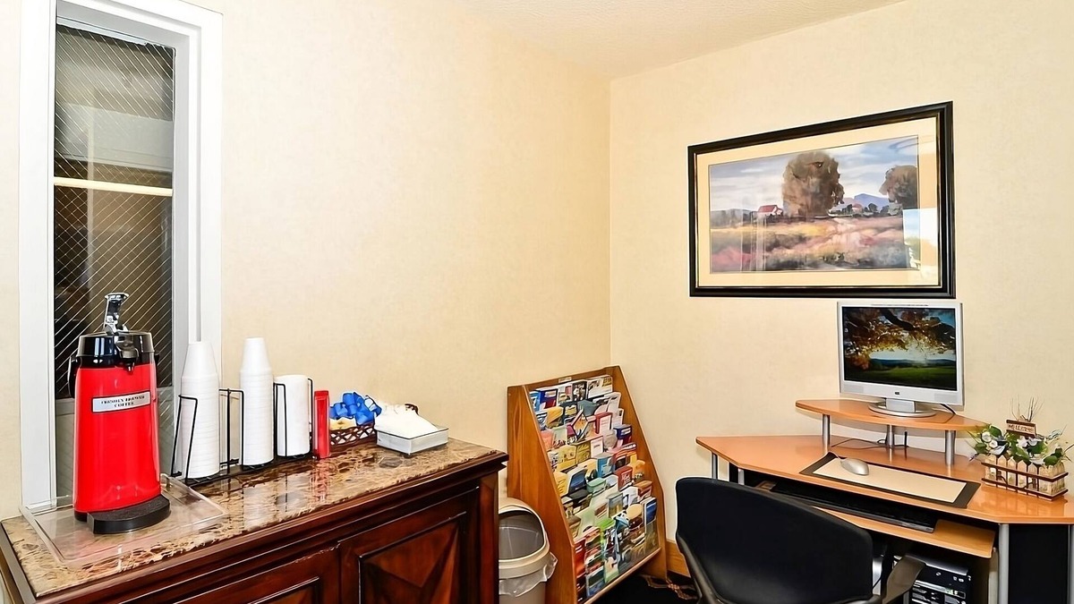 Ontario Hotel | Clean and Safe Stay! Indoor Pool, Pet-friendly, Free Parking and Breakfast!