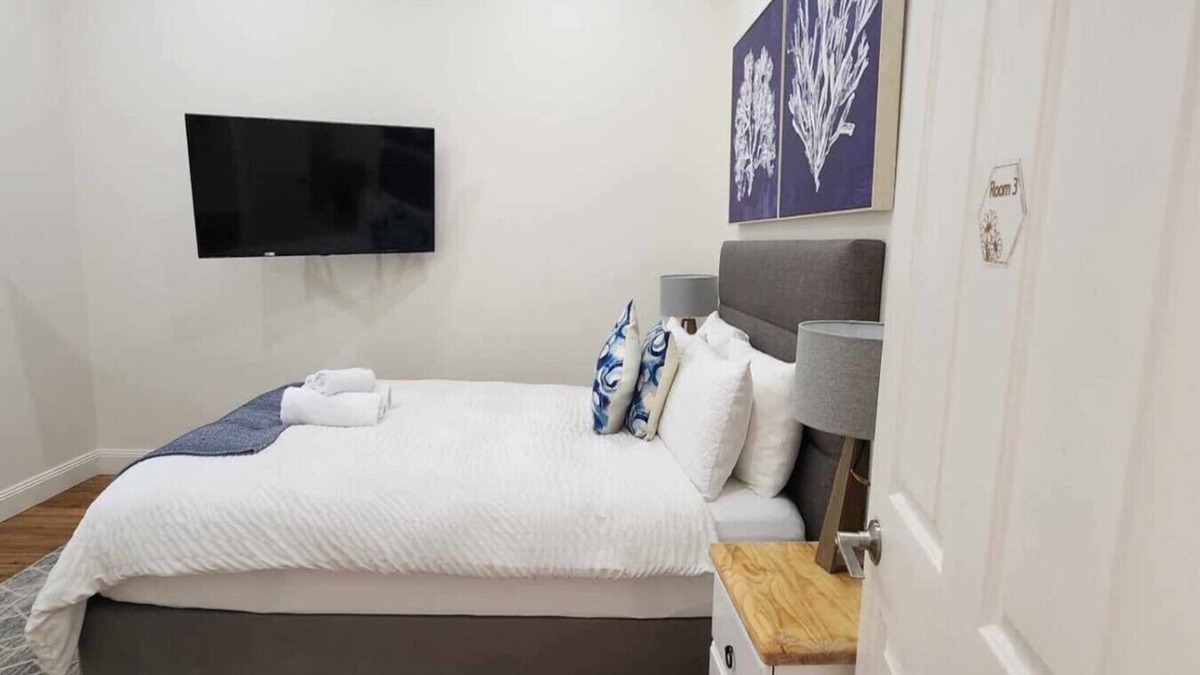 Wollongong CBD Apartment | Clean CBD home w/parking, Wi-Fi, AC, near hospital & stadium