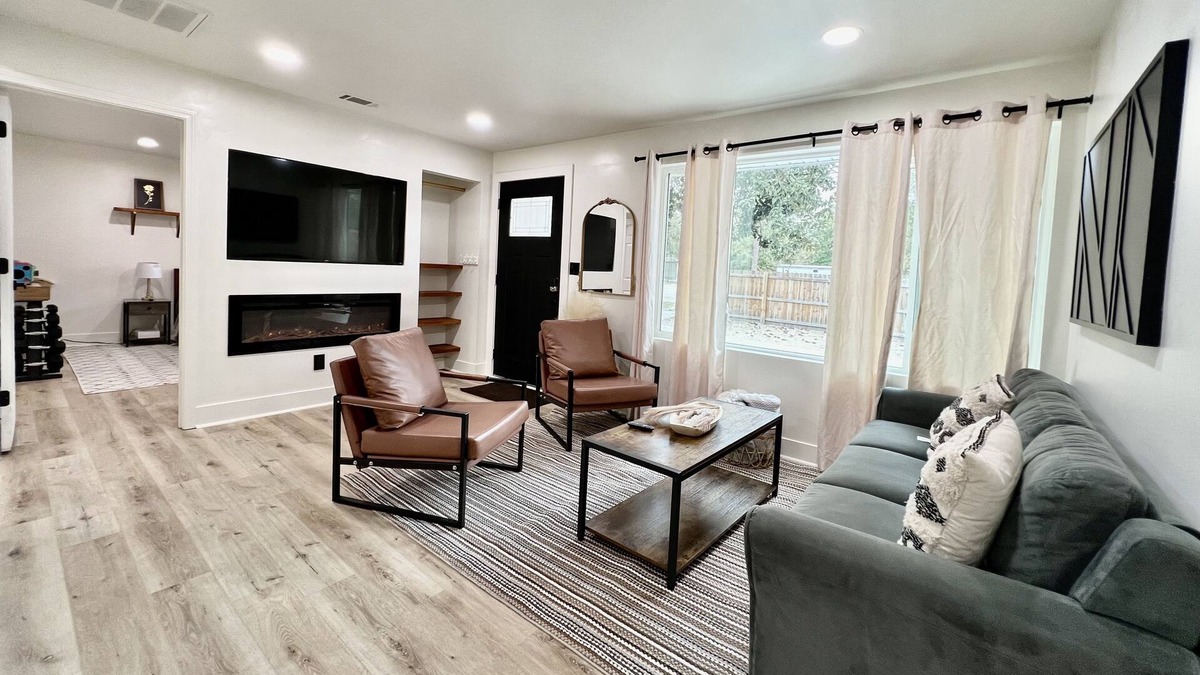 Sumter House | Clean & Comfortable 3 BD 1.5BA Pool Table+Gym