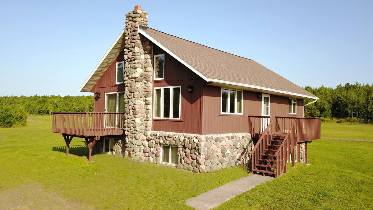 Wakefield Ski Chalet | Clean, Comfortable and Quiet Chalet at the base of Jackson Creek Summit