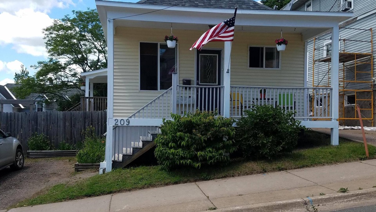 Marquette House | CLEAN, Comfortable, Cute 2 bedrm home - Heart of Marquette!