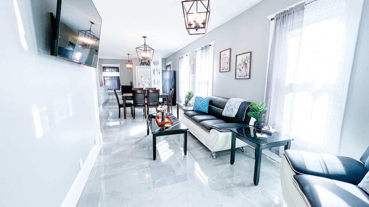 Downtown Niagara Falls House | Clean & Comfy 4BR-Free Parking-Wi-Fi