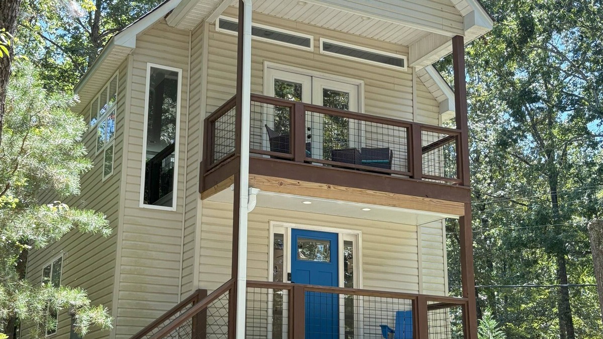 Dahlonega Cottage | Clean & Comfy! Close to Dahlonega Square, UNG, Weddings & Wine. Dogs welcome!