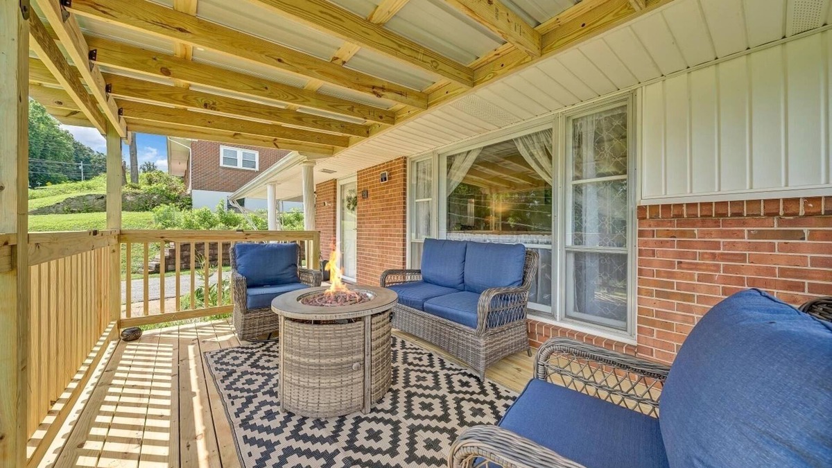 Collinsville House | Clean, Convenient and Comfortable 3BR home