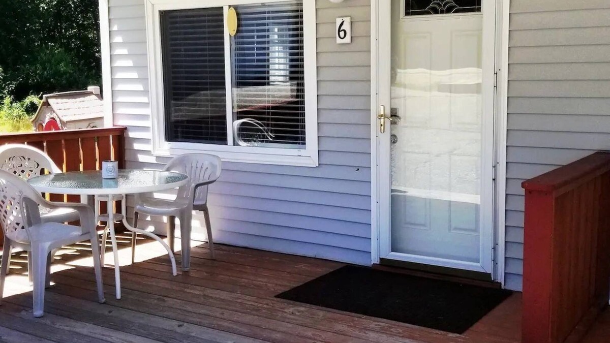 Ellsworth House | Clean & Cozy 1BR Apt#6 w/Full Kitchen & Private Bath