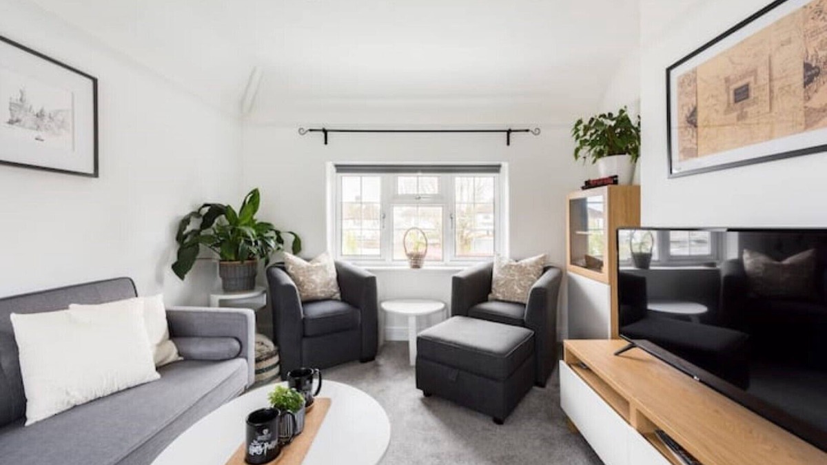 Garston Apartment | Clean Cozy & Bright Entire Flat 5min Harry Potter