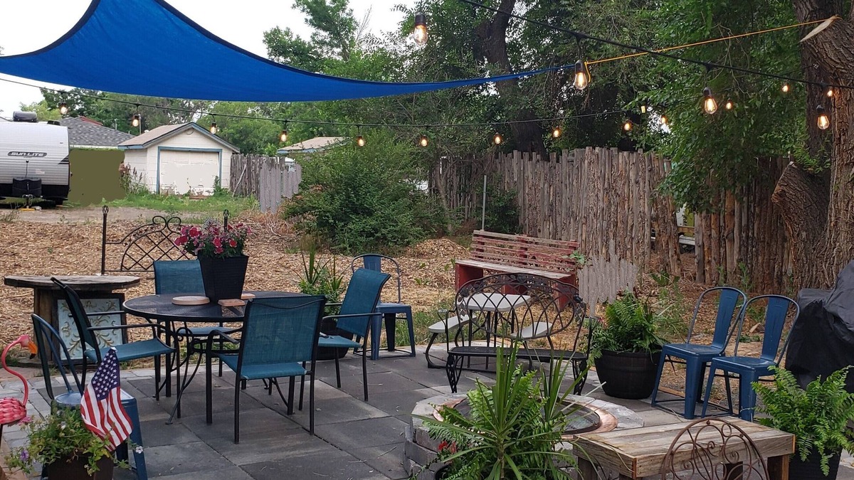 Rogers Park Cottage | Clean, Cozy, Comfy, Great Location, Pets Welcome, Well Equipped Kitchen.