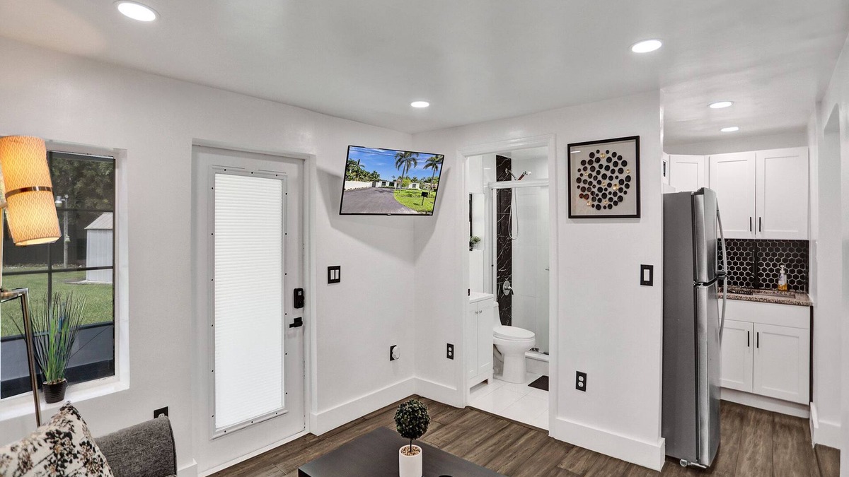 Golden Glades Apartment | Clean & Cozy Miami 2BR APT