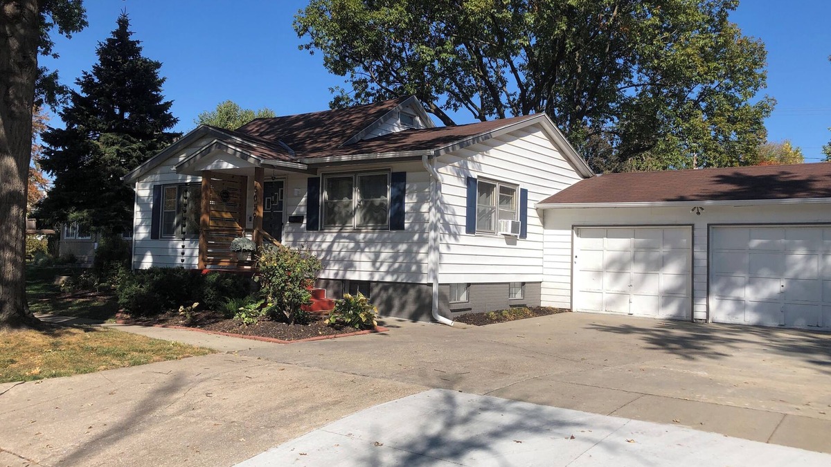 Millard House | CLEAN HOME in Millard Lumberyard District close to anywhere in Omaha