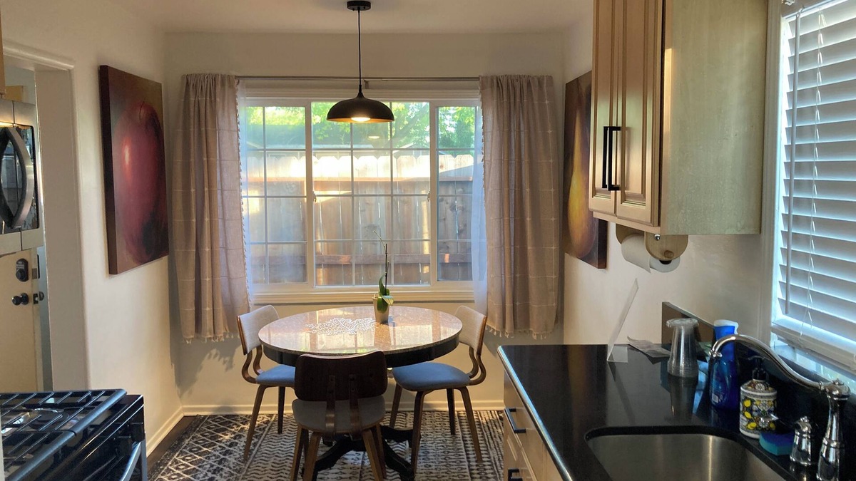 Modesto House | Clean Luxury & Comfortable Beds - Centrally Located Home with Backyard
