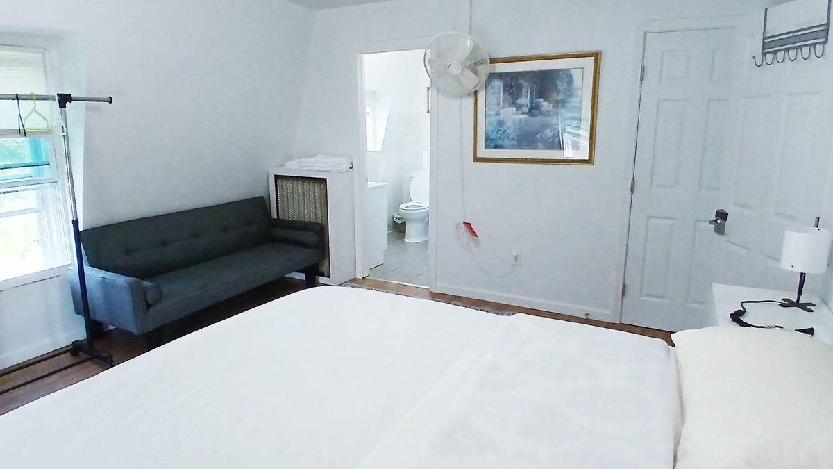 New London Bed & Breakfast | Clean master bedroom with queen & private bath, 2 blocks from Rt 95, Free Wi-Fi