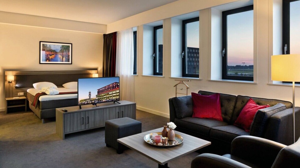 Zestienhoven Hotel | Clean, Modern Rooms with Easy City & Airport Connections! Onsite Dining