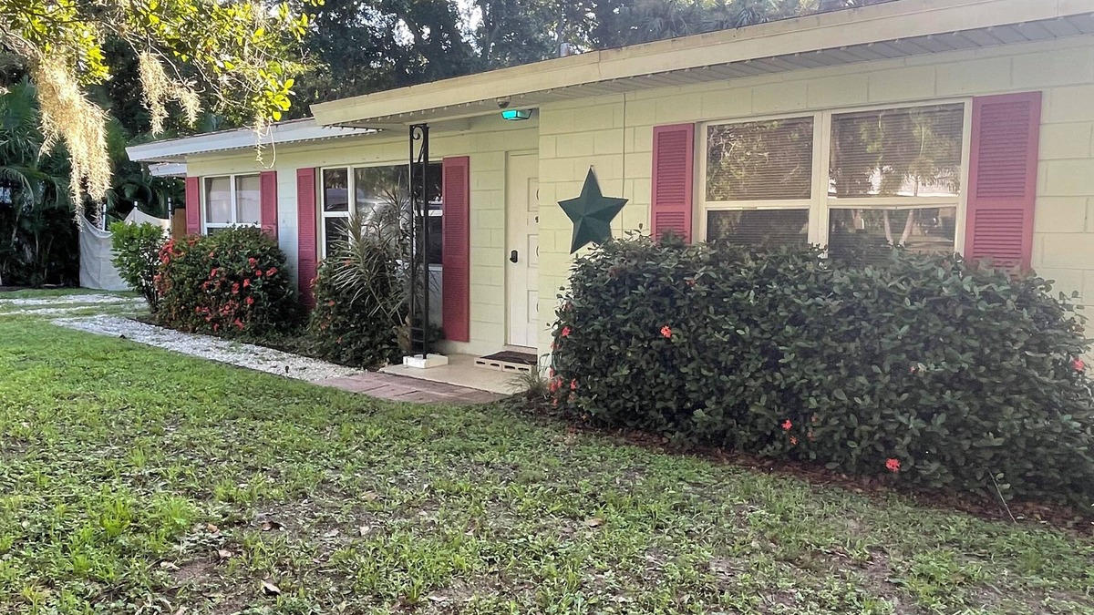 Vero Beach South House | Clean quiet safe Charming 2-bedroom house in beautiful Vero Beach Florida