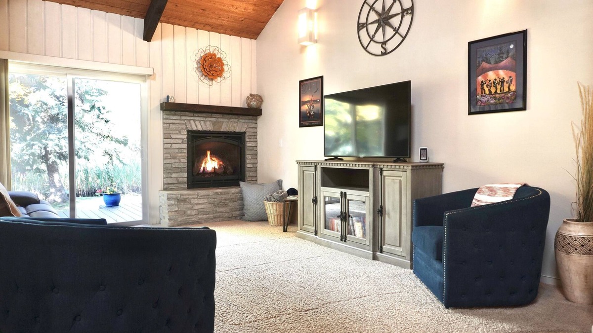 Sandpoint Condo | Clean Sandpoint condo in quiet lakefront community w/pool, tennis courts