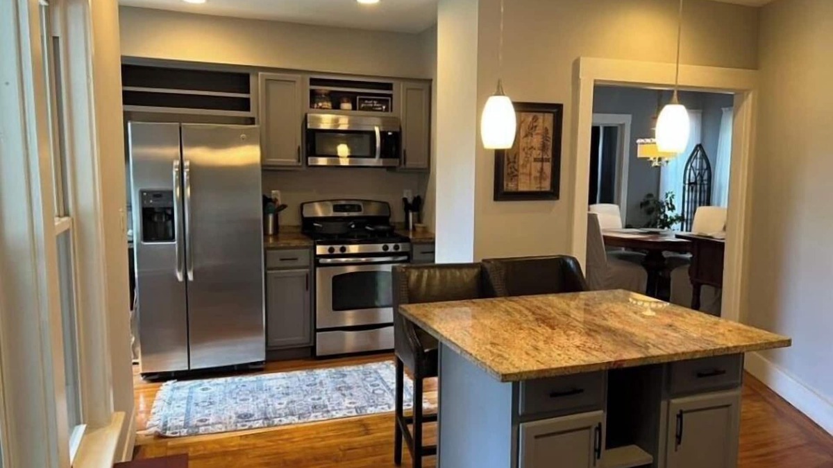 Auburn House | Clean, secure, fully furnished 2nd floor home