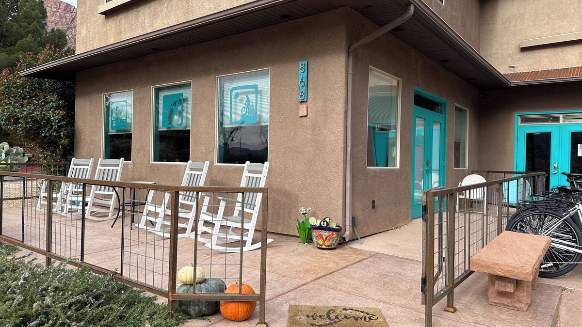Zion National Park South Entrance Apartment | Clean, Spacious 2 BDRM, in the heart of Springdale! Sleeps 4-6. Shuttle stop#5