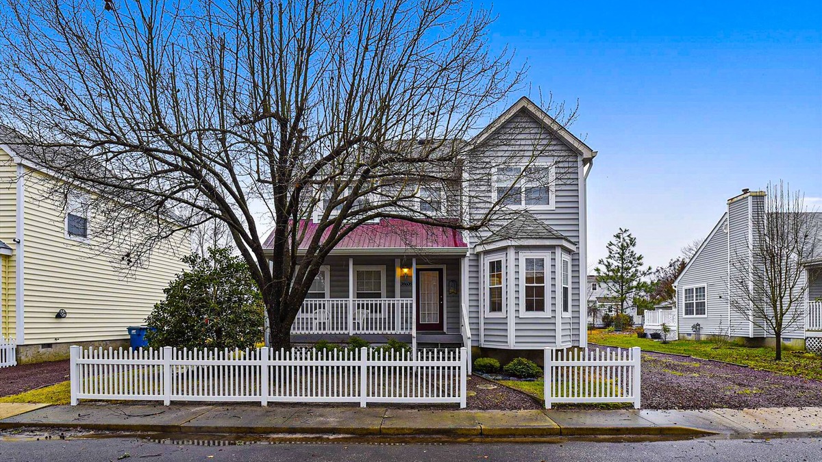 Clearwater House | Clear Water Home Close to the Beach w/Shared Pool, Private Washer/Dryer
